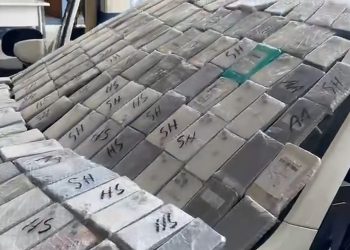 PRF apreende veículo com 297 iPhones escondidos em fundo falso na BR-277