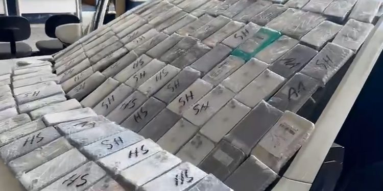 PRF apreende veículo com 297 iPhones escondidos em fundo falso na BR-277