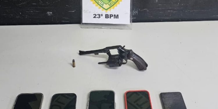 PM prende dupla armada após roubo a pedestre no bairro Santa Quitéria