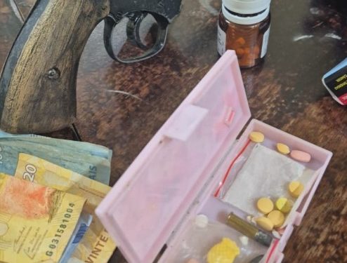 Porte ilegal de arma e tráfico: homem é preso com revólver e ecstasy na Pista do Gaúcho