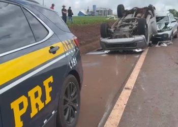 Caminhonete com plotagem falsa de Itaipu capota durante fuga da PRF