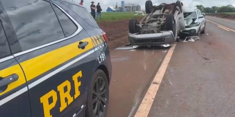 Caminhonete com plotagem falsa de Itaipu capota durante fuga da PRF