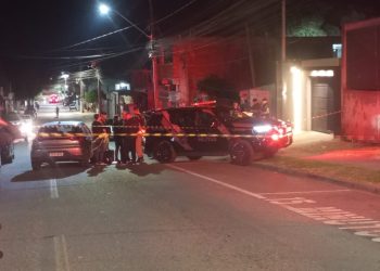 Polícia localiza “casa-cofre” usada por criminosos em Araucária; confronto deixa um morto e armas apreendidas