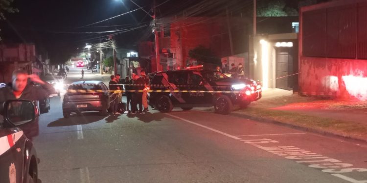 Polícia localiza “casa-cofre” usada por criminosos em Araucária; confronto deixa um morto e armas apreendidas