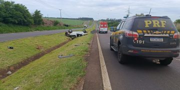 Saída de pista seguida de capotamento deixa idoso morto na BR-376