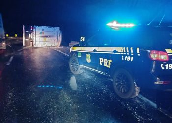 Caminhoneiro morre após tombamento na Serra do Cadeado, na BR-376