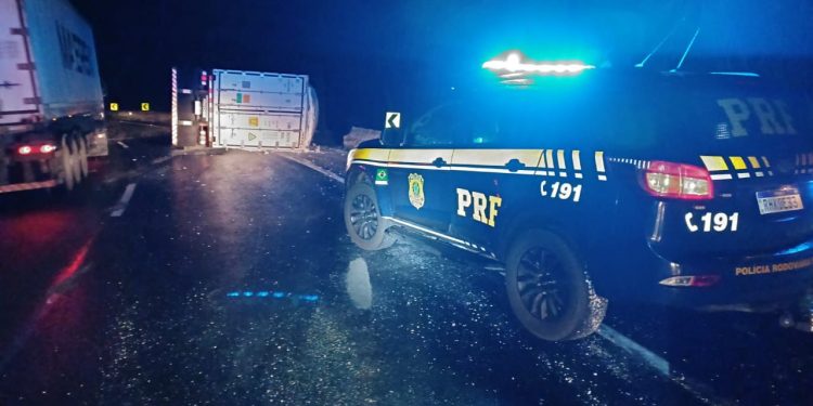 Caminhoneiro morre após tombamento na Serra do Cadeado, na BR-376