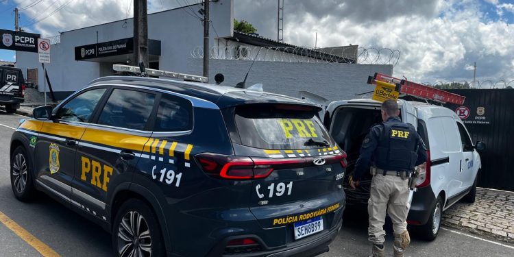 PRF flagra furto de cabos de telefonia e detém dupla em Campina Grande do Sul (PR)