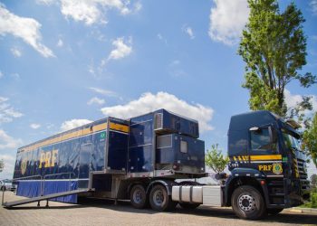 PRF traz Carreta do Cinema Rodoviário a Curitiba para promover segurança no trânsito