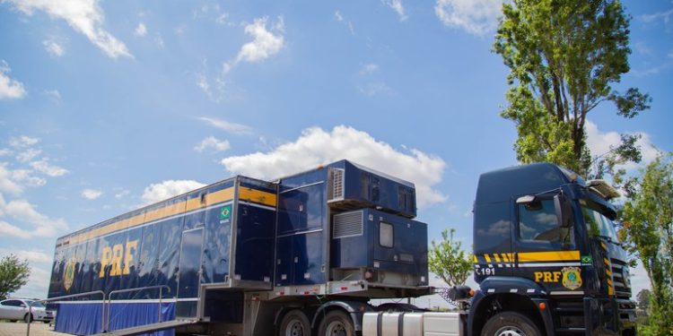 PRF traz Carreta do Cinema Rodoviário a Curitiba para promover segurança no trânsito