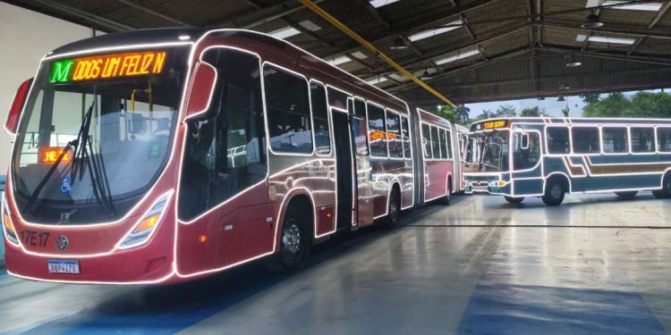 Ônibus com iluminação de Natal começam a circular na Região Metropolitana de Curitiba
