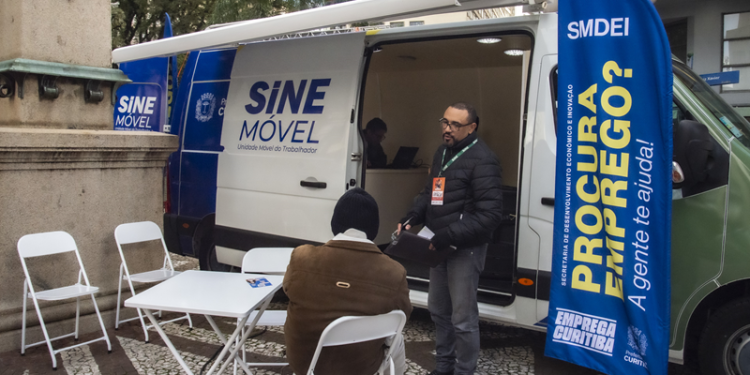 Procurando emprego em Curitiba? Veja onde encontrar as unidades móveis do Sine nesta quarta-feira