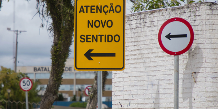 Rua no Ahú terá alteração de sentido de trânsito nesta quarta-feira
