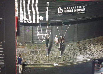Câmeras da Muralha Digital flagram pichação na Praça do Redentor, no São Francisco; dois são detidos