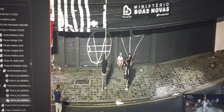 Câmeras da Muralha Digital flagram pichação na Praça do Redentor, no São Francisco; dois são detidos