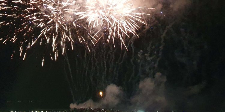 Saúde alerta para riscos de queimaduras com fogos e destaca o que fazer em casos de acidentes