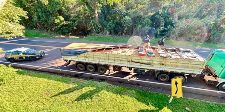 PRF apreende mais de 1,1 tonelada de maconha na BR-277 em Laranjeiras do Sul (PR)