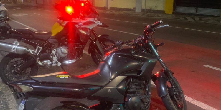 Pelotão Motos do 33º BPM recupera motocicleta furtada há um mês no Centro de Curitiba