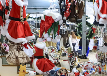 Últimos dias da Feira Especial de Natal da Praça Osório atraem moradores e turistas que ainda não compraram seus presentes