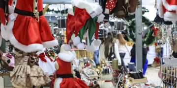Últimos dias da Feira Especial de Natal da Praça Osório atraem moradores e turistas que ainda não compraram seus presentes
