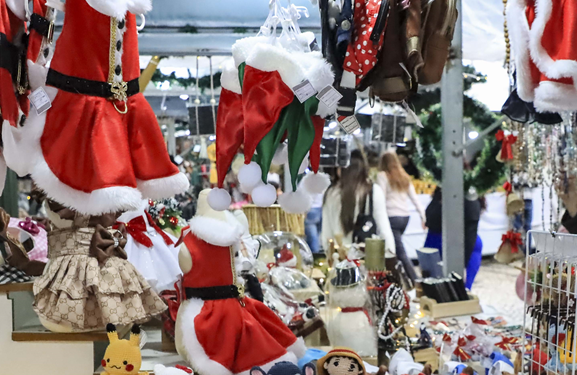 Últimos dias da Feira Especial de Natal da Praça Osório atraem moradores e turistas que ainda não compraram seus presentes