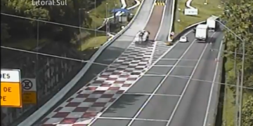 Caminhão utiliza área de escape na Serra da BR-376 em Guaratuba