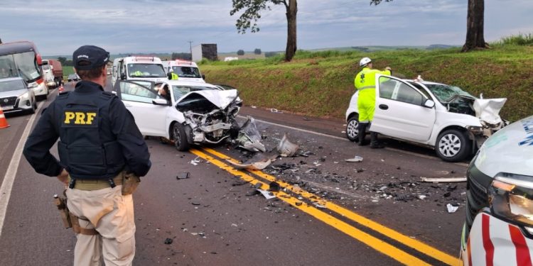 Colisão frontal deixa dois mortos e cinco feridos graves na BR-277