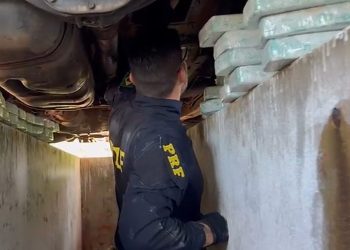 PRF apreende 82 kg de pasta base de cocaína em fundo falso de caminhonete