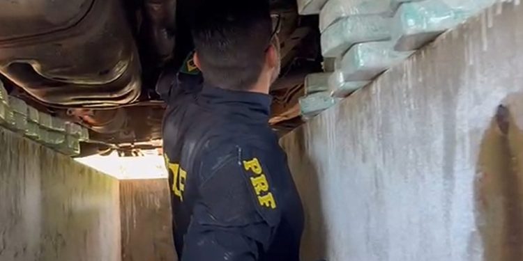 PRF apreende 82 kg de pasta base de cocaína em fundo falso de caminhonete