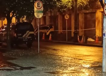 Mulher é morta a facadas no centro de Curitiba