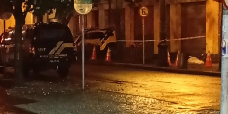 Mulher é morta a facadas no centro de Curitiba