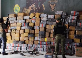 BPFRON, BPMA e NEPOM apreendem quase 3,5 toneladas de maconha, armamento pesado e prendem homem em operação no interior de Icaraíma