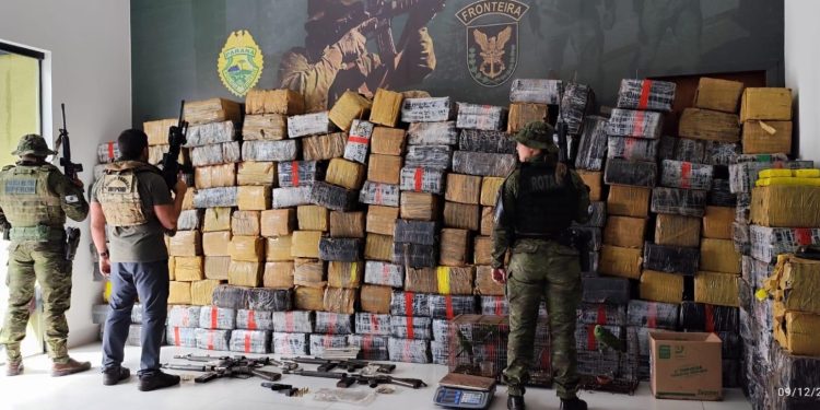 BPFRON, BPMA e NEPOM apreendem quase 3,5 toneladas de maconha, armamento pesado e prendem homem em operação no interior de Icaraíma