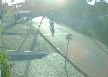 Motociclista fura sinal vermelho e provoca acidente gravíssimo no Capão Raso