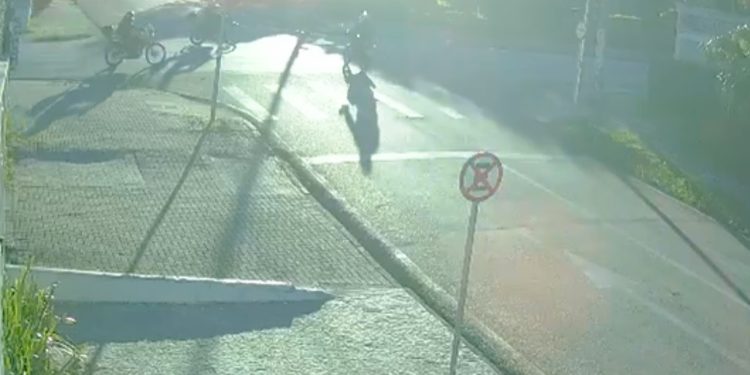 Motociclista fura sinal vermelho e provoca acidente gravíssimo no Capão Raso