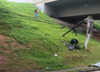 Motoboy cai de viaduto do Contorno Sul e atinge poste na CIC