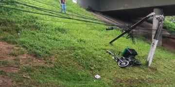 Motoboy cai de viaduto do Contorno Sul e atinge poste na CIC