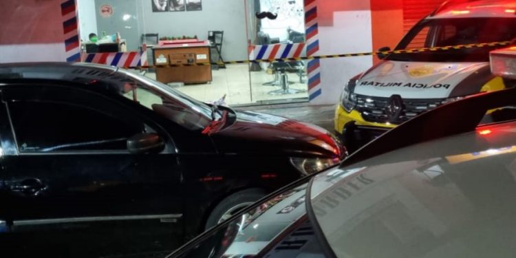 Mulher é morta com golpe de facão no pescoço no bairro Sítio Cercado