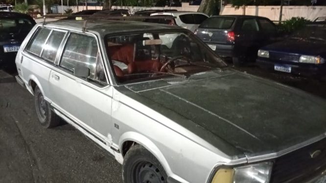 Criminoso rompe tornozeleira eletrônica, furta Belina e acaba preso pela PM