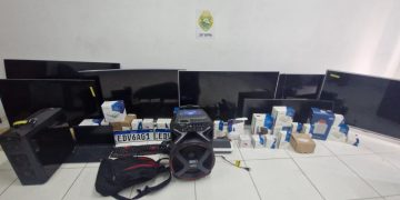 ROTAM recupera veículo furtado, apreende eletrônicos e prende dupla em Pinhais