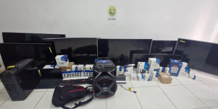 ROTAM recupera veículo furtado, apreende eletrônicos e prende dupla em Pinhais