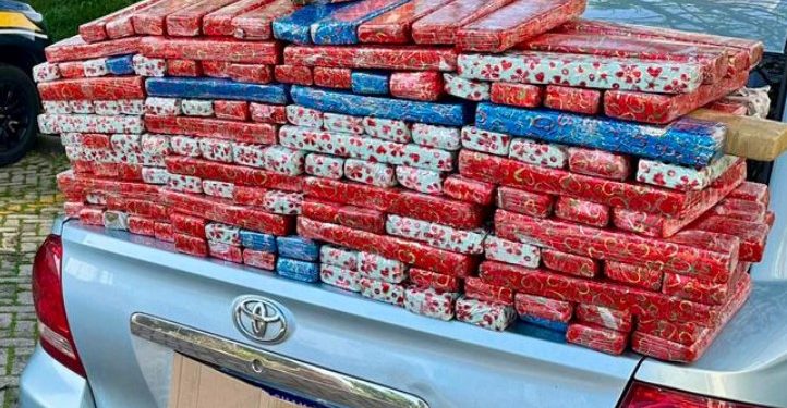 PRF apreende 132 quilos de maconha embalada para presente de Natal na BR-277