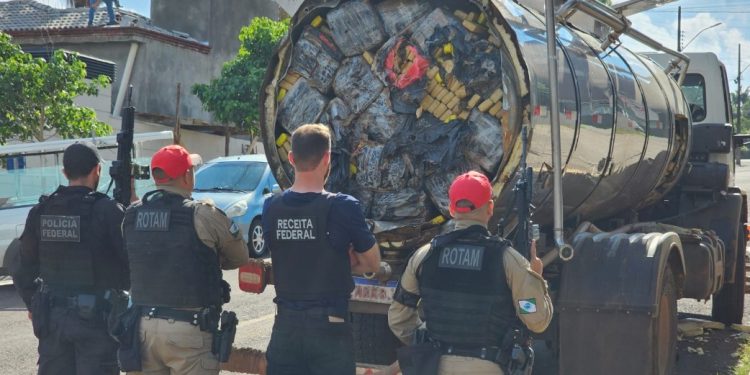 Ação conjunta apreende caminhão com quase seis toneladas de maconha na PR-493
