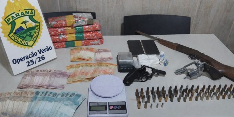 Ação integrada da PMPR apreende armas, munições e quase 3,5 kg de drogas em Pontal do Paraná