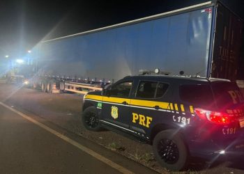 PRF prende caminhoneiro embriagado após causar colisão na BR-277