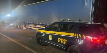PRF prende caminhoneiro embriagado após causar colisão na BR-277