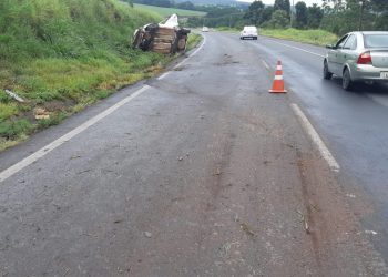 Saída de pista, capotamento e atropelamento deixam uma jovem morta e um homem gravemente ferido na BR-376