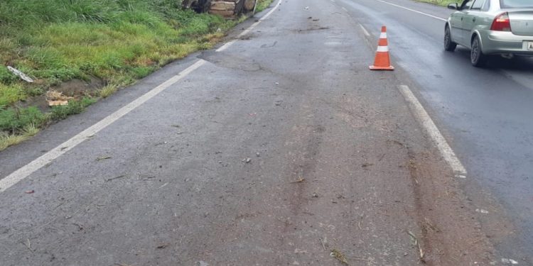 Saída de pista, capotamento e atropelamento deixam uma jovem morta e um homem gravemente ferido na BR-376
