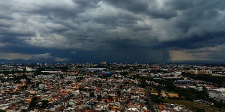 Após uma semana de calor extremo, chegada de 2026 traz chuva e temperaturas mais baixas ao Paraná, aponta Simepar