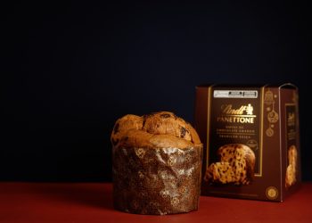 Shopping Curitiba presenteia clientes com panettone da Lindt em campanha de Natal